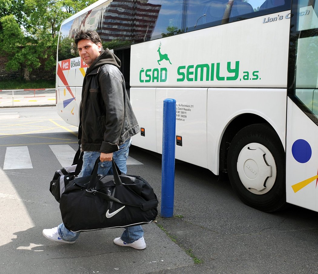 Vladimír Růžička odchází od týmového autobusu po příjezdu do Prahy.