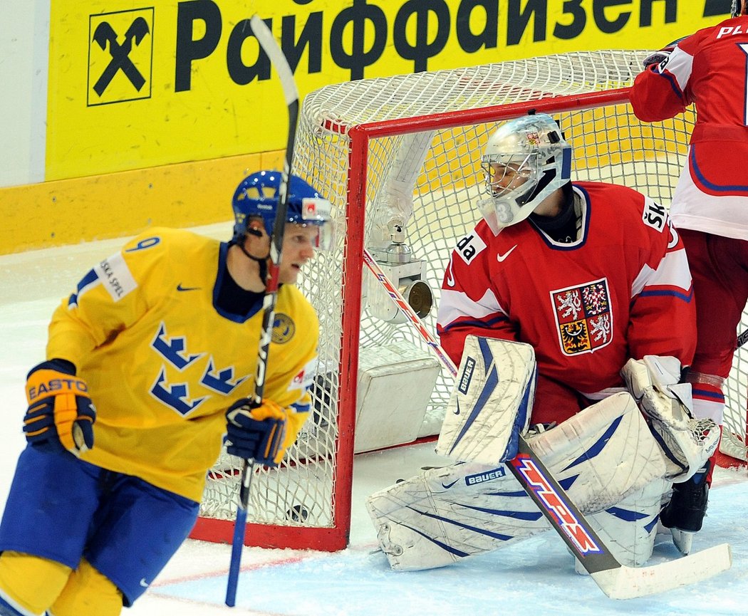 Brankář Jakub Štěpánek inkasoval gól z hokejek Švédů.