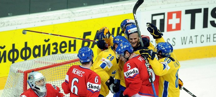 Hokejisté Švédska se radují ze vstřeleného gólu.