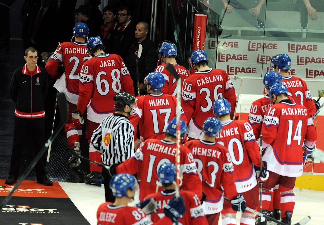Čeští hokejisté odcházejí z ledu a šampionát pro ně skončil.
