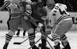 Jiří Holík (vlevo) a Oldřich Machač se snaží zastavit sovětského soupeře na světovém šampionátu v roce 1972 Jiří Holík (vlevo) a Oldřich Machač se snaží zastavit sovětského soupeře na světovém šampionátu v roce 1972