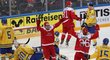 Hokejisté Dánska oslavují gól do sítě Švédska