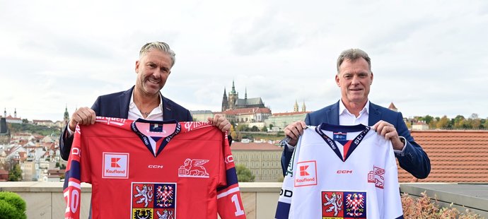 GM Petr Nedvěd a kouč Radim Rulík pózují s novými dresy hokejové reprezentace