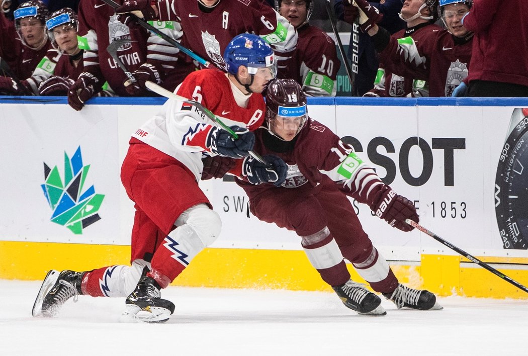 Reprezentační obránce David Jiříček v zápase s Lotyšskem