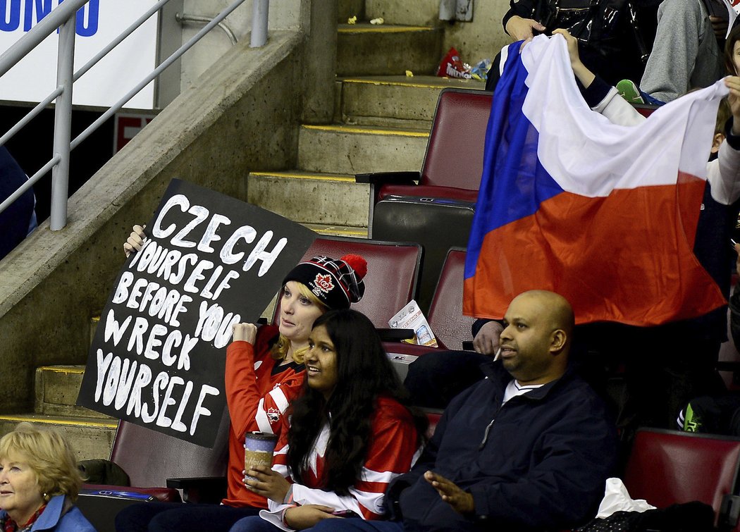 Čeští fanoušci v hledišti při zápase s Dánskem, kanadská divačka si přinesla i transparent