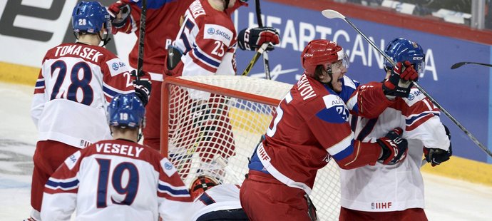 Ruští hokejisté se radují z vyrovnávacího gólu v úvodním duelu MS dvacítek proti Česku