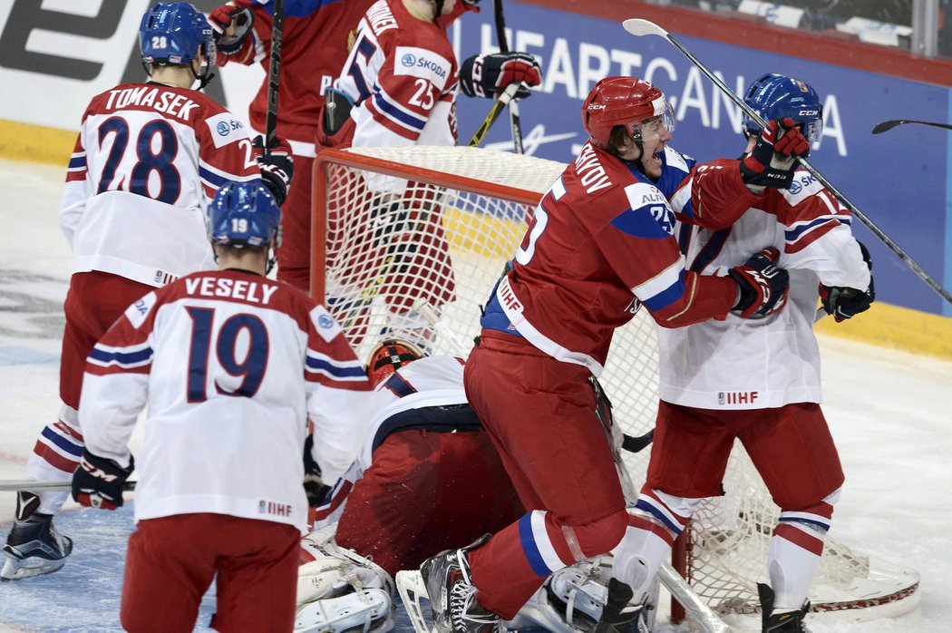 Ruští hokejisté se radují z vyrovnávacího gólu v úvodním duelu MS dvacítek proti Česku