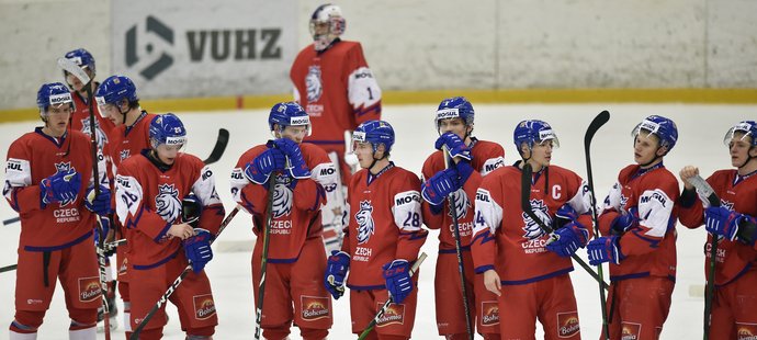Zklamaní čeští hokejisté do 20 let po porážce v úvodní přípravě na domácí MS se Švédskem