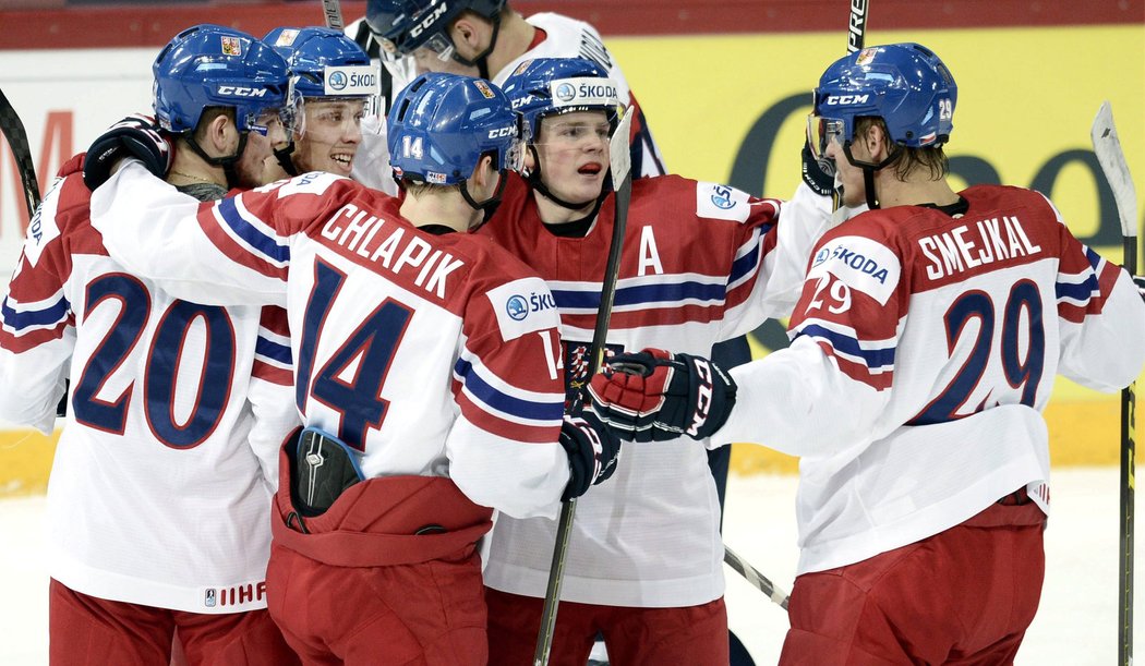 Čeští hokejisté se radují z trefy Davida Pastrňáka (druhý zleva) do slovenské sítě