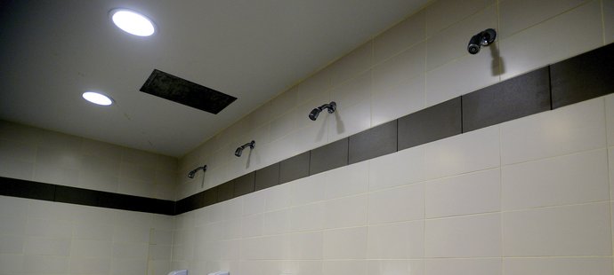 Sprchy v šatně české dvacítky v Torontu nevypadají příliš luxusně...