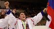 Kapitán reprezentační dvacítky Michal Sivek oslavuje vybojované zlato na mistrovství světa 2001
