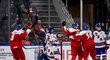 Čeští hokejisté do 20 let oslavují gól Matyáše Šapovaliva (uprostřed) proti USA