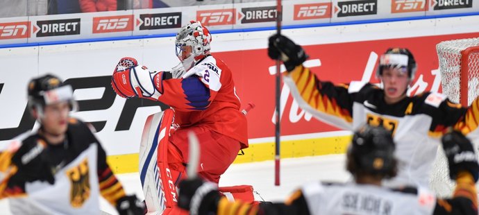 Český gólman Lukáš Dostál smutní za radujícími se německými hráči