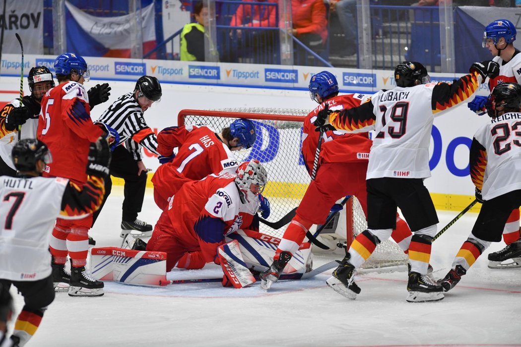 Němečtí hokejisté procpali kotouč za záda Lukáše Dostála a radují z se z gólu