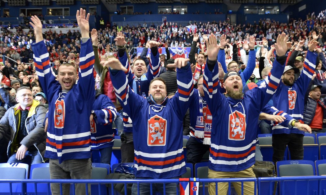 Čeští fanoušci se radují z vítězství národního týmu nad Ruskem na domácím světovém šampionátu dvacítek