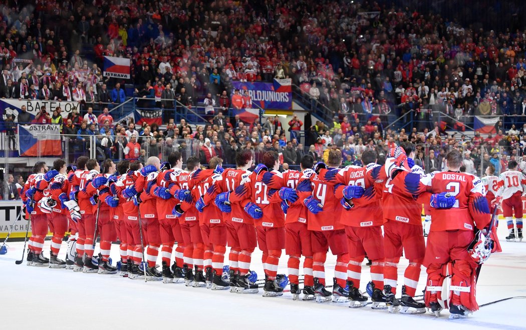 Čeští junioři si po vítězství nad Ruskem užívají před zaplněnou Ostravar arenou poslech státní hymny