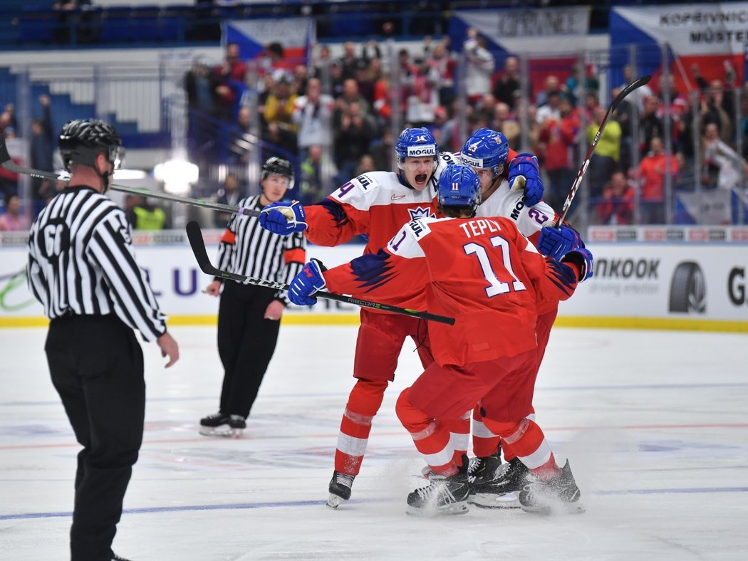 Čeští hokejisté oslavují využitou přesilovku a první gól na domácím mistrovství světa