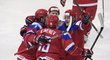 Hokejisté Ruska se radují z gólu do sítě Finska