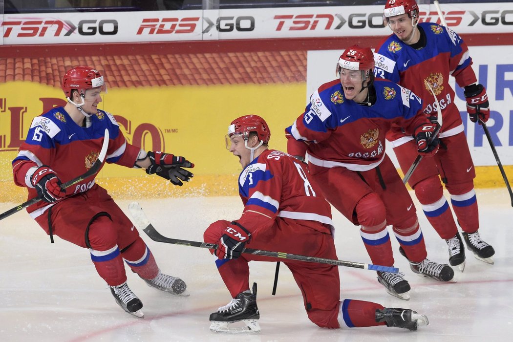 Ruští hokejisté oslavují gól do sítě Finska na MS do 20 let