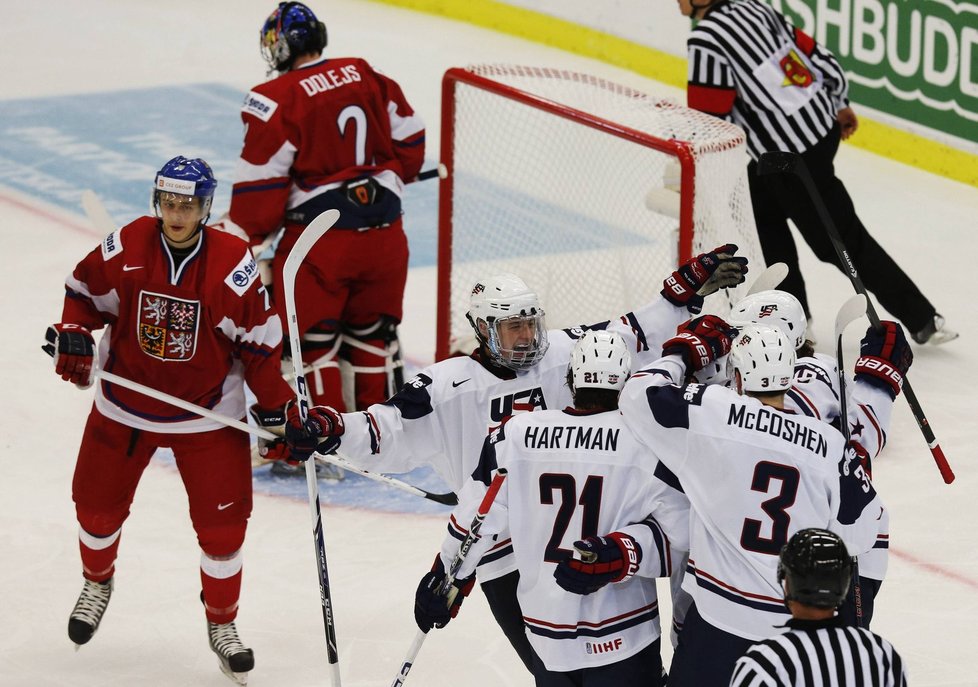 Američtí hokejisté se radují z gólu do sítě Daniela Dolejše, vlevo zklamaný Libor Šulák