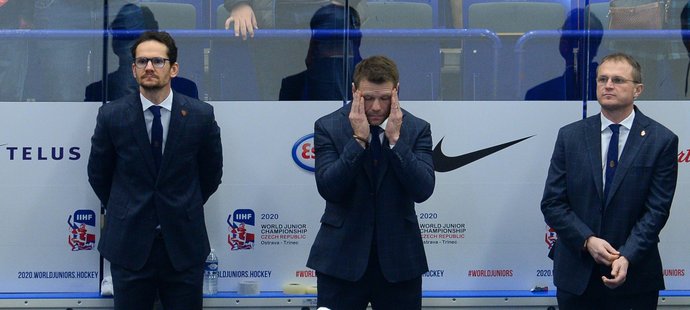 Zklamaní trenéři české hokejové dvacítky během neúspěšného čtvrtfinále MS se Švédskem