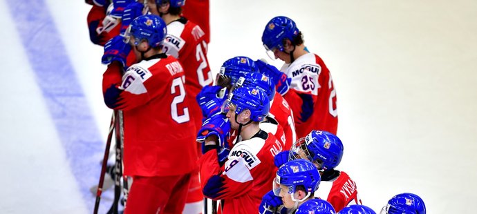 Zklamaní čeští hokejisté do 20 let po čtvrtfinálové porážce se Švédskem