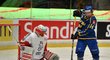 Reprezentační gólman Šimon Hrubec čelí švédské střele