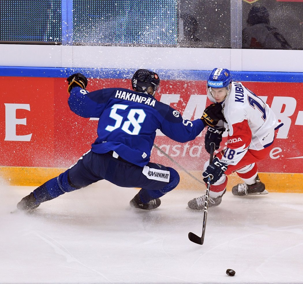 Dominik Kubalík se snaží obejít Janiho Hakanpää v zápase s Finskem