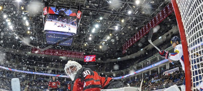 Takto se kanadský brankář Ben Scrivens jen marně ohlížel za svá záda po inkasovaném gólu