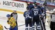 Finští hokejisté okolo brankáře Mikky Koskinena se radují z vítězství 3:1 nad Švédskem