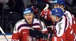 Čeští hokejisté se radují z branky Dmitrije Jaškina (vlevo), který svým premiérovým gólem v reprezentaci zařídil výhru nad Finy