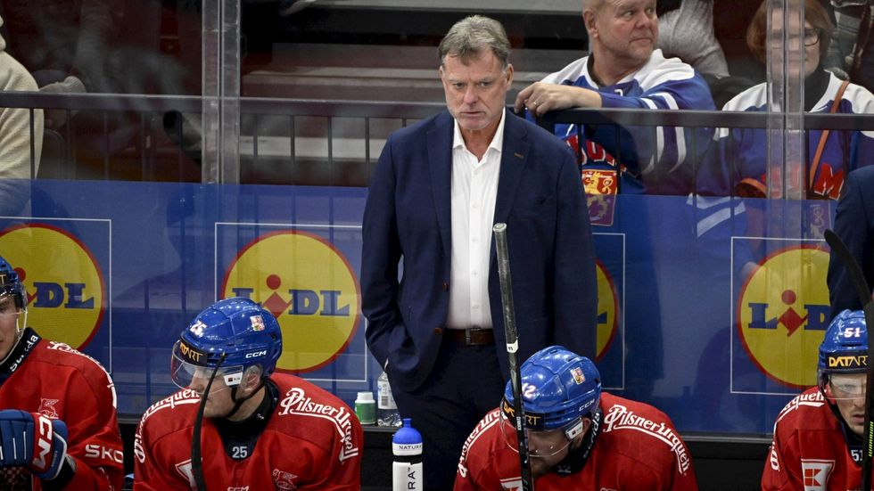 Trenér Radim Rulík na střídačce hokejové reprezentace