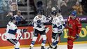 Finští hokejisté oslavují vstřelenou branku proti Česku