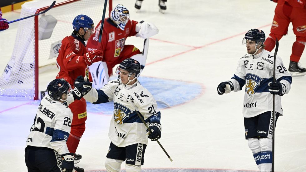 Finští hokejisté se radují z dalšího gólu proti Česku