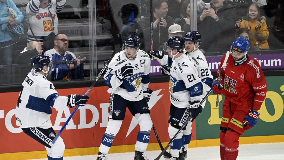 Finští hokejisté oslavují vstřelenou branku proti Česku