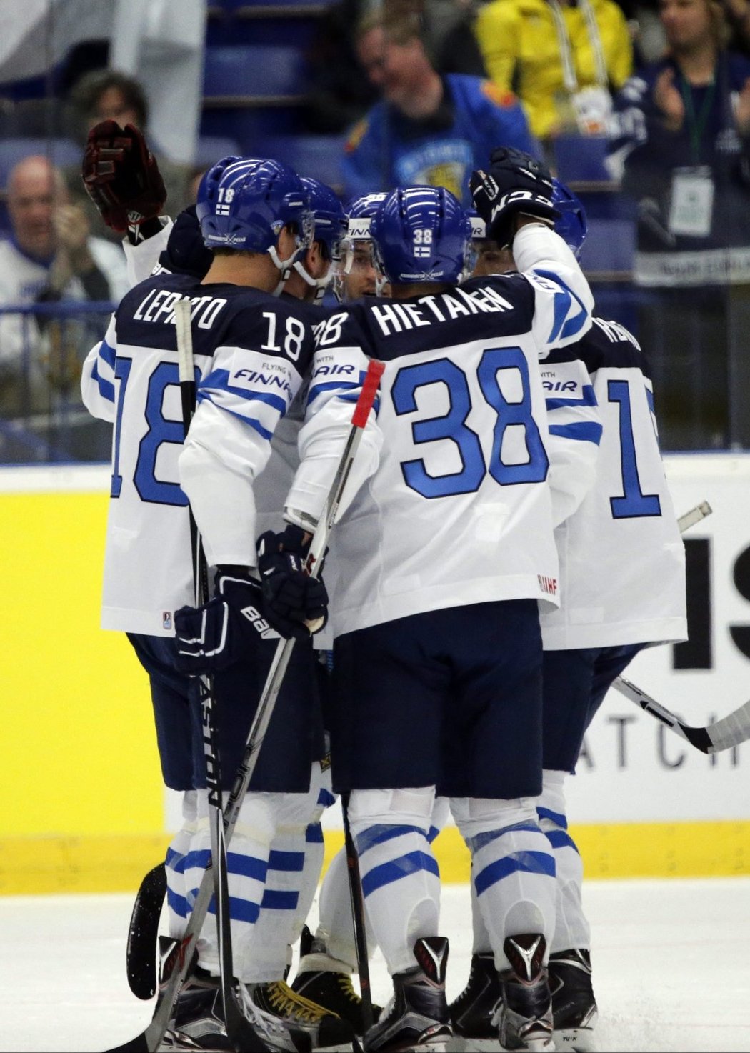 Hokejisté Finska se radují z gólu do slovinské sítě