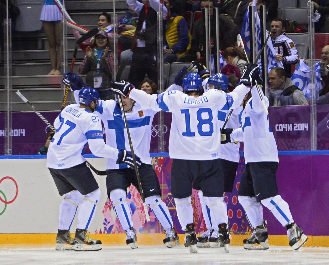 Hráči Finska se radují ze vstřeleného gólu do sítě USA