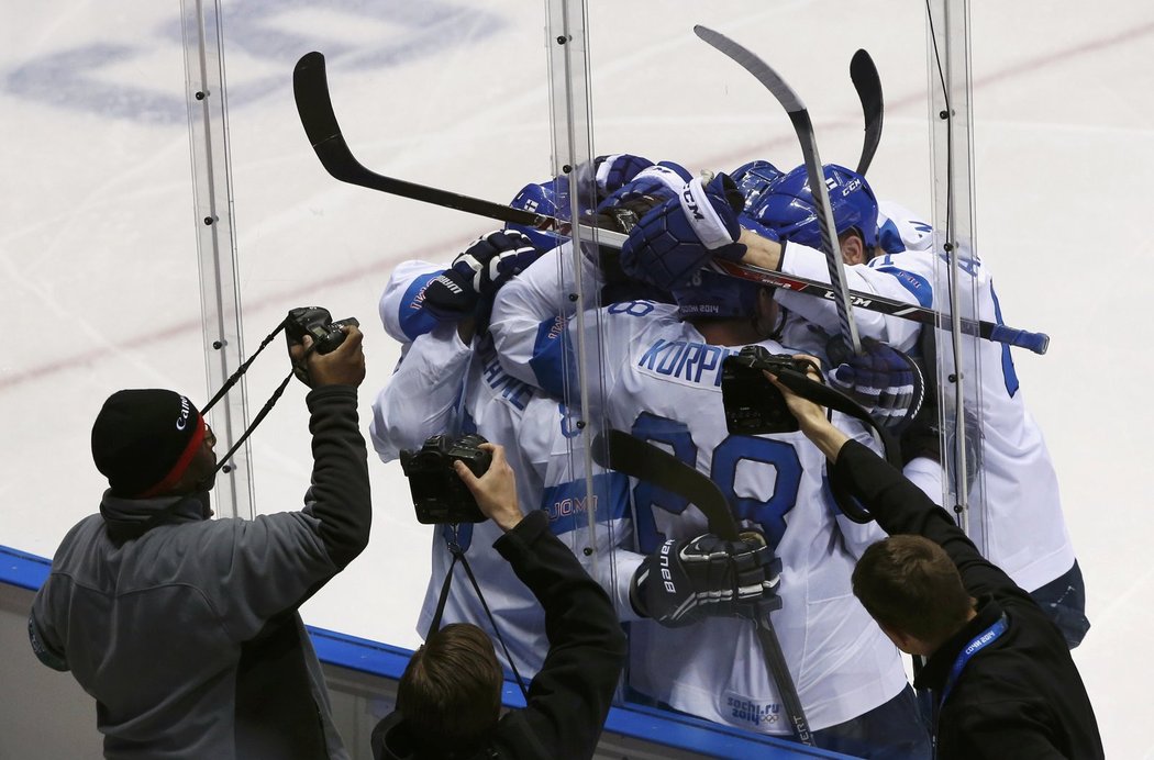 Hokejisté Finska se radují z jednoho z pěti gólů v síti Spojených států