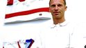 Domink Hašek pózuje před svými dresy