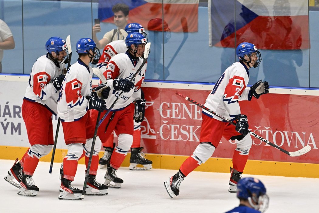 Čeští hokejisté do 18 let se radují z gólu v duelu proti USA
