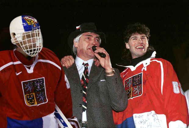 Ivan Hlinka s Dominikem Haškem a Jaromírem Jágrem po Naganu Ivan Hlinka s Dominikem Haškem a Jaromírem Jágrem po Naganu