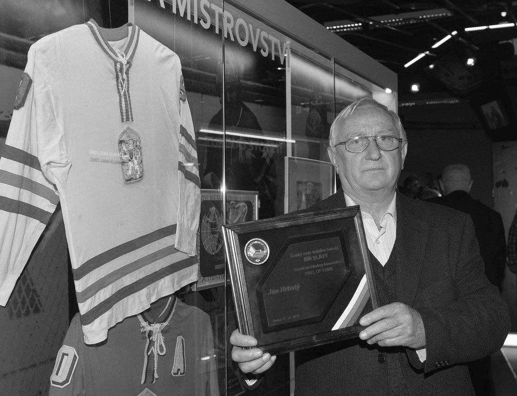 Po těžké nemoci zemřel ve věku 77 let někdejší hokejový reprezentant Jan Hrbatý, stříbrný medailista z olympiády v Grenoblu