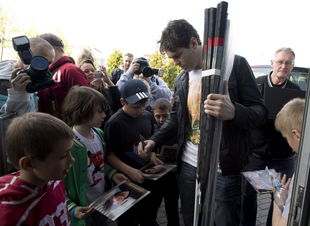 Jaromír Jágr se nezapomněl ani podepsat fanouškům