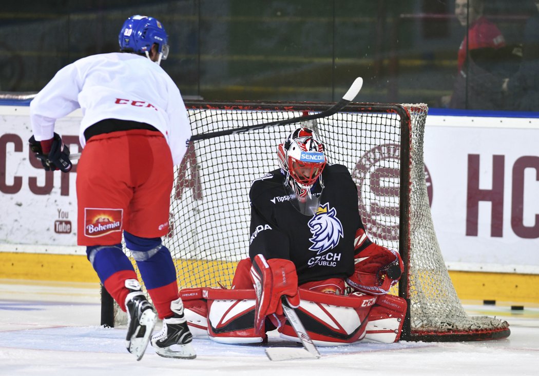 Brankář Jakub Kovář dnes poprvé v přípravě na mistrovství světa na Slovensku trénoval s českou reprezentací a chce se poprat o start na šampionátu.