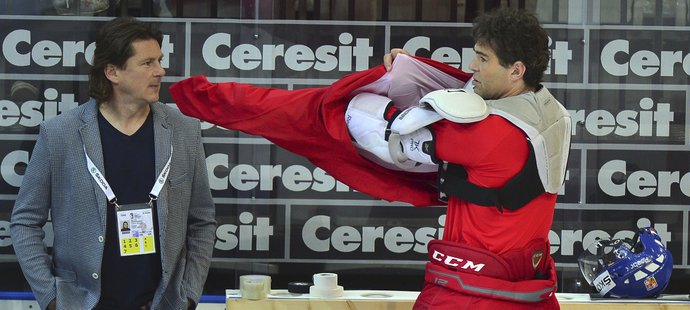 Martin Procházka působil v roce 2015 jako tiskový mluvčí hokejové reprezentace, na fotce je na pražském MS s Jaromírem Jágrem