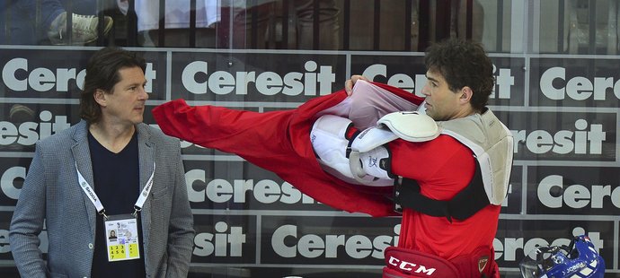 Martin Procházka působil v roce 2015 jako tiskový mluvčí hokejové reprezentace, na fotce je na pražském MS s Jaromírem Jágrem