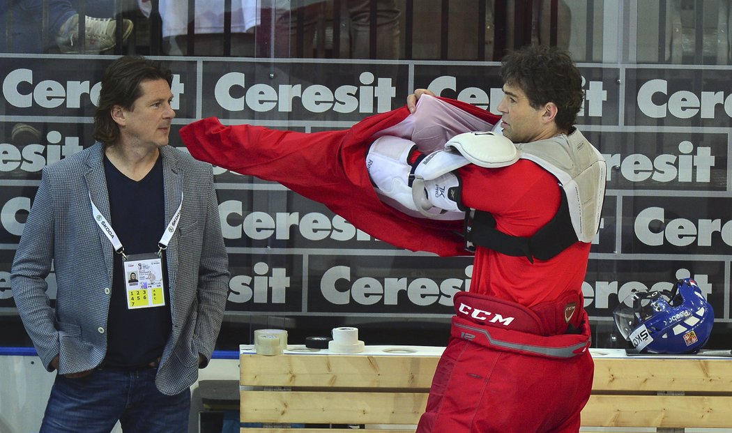 Martin Procházka působil v roce 2015 jako tiskový mluvčí hokejové reprezentace, na fotce je na pražském MS s Jaromírem Jágrem