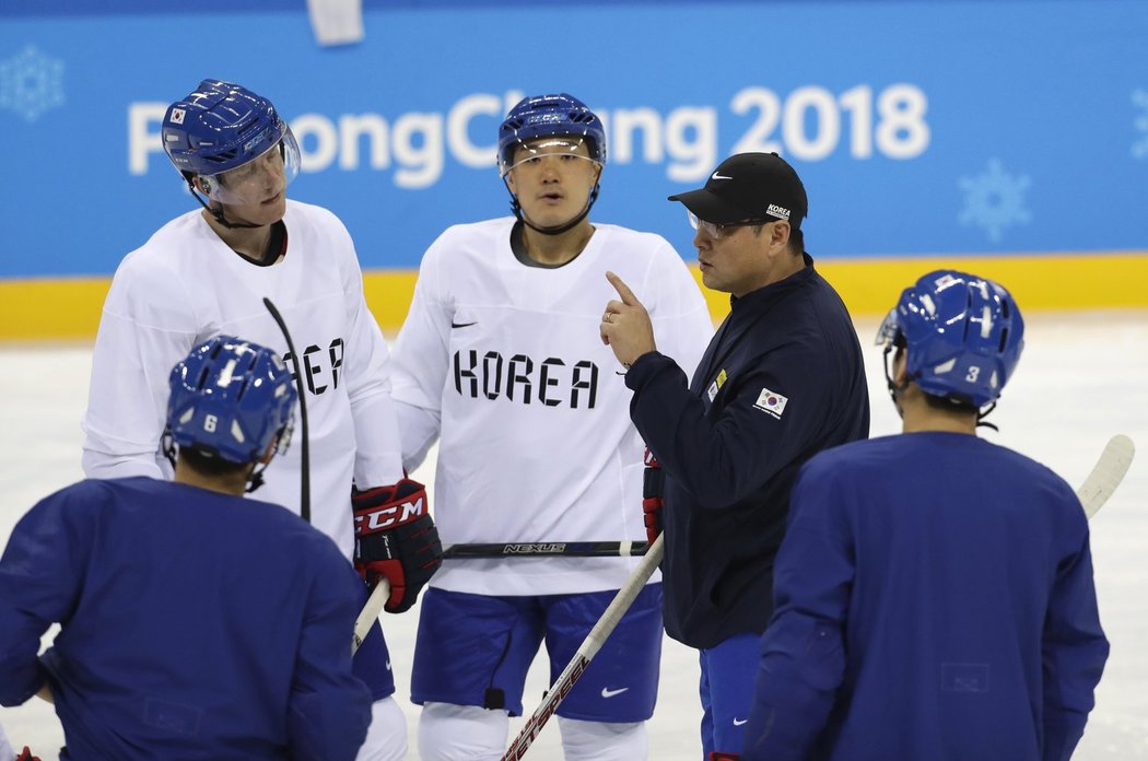 Jihokorejský kouč Jim Paek promlouvá ke svým hráčům na tréninku před startem olympiády