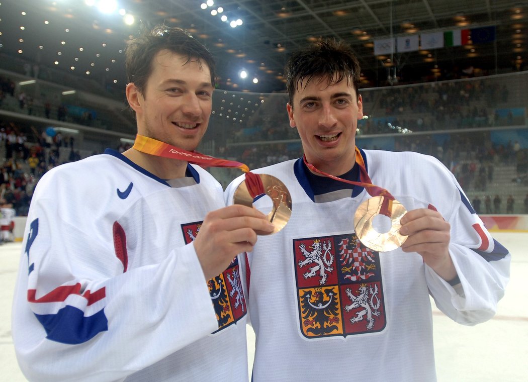 Bratři František (vlevo) a Tomáš Kaberle s bronzovými medailemi z olympiády v Turíně 2006