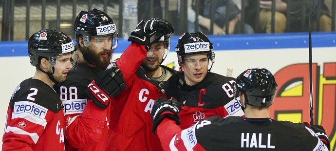 Hokejisté Kanady oslavují gól do sítě Běloruska